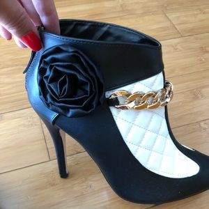 Black and white booties 🖤🤍